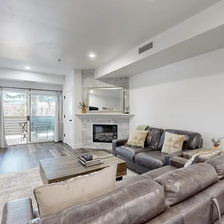 Mountainside Charm Apartment